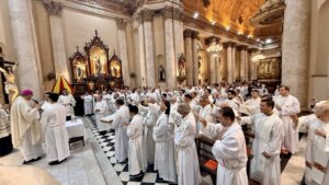 Misa Crismal en Rosario: una Iglesia reunida en torno a su Pastor