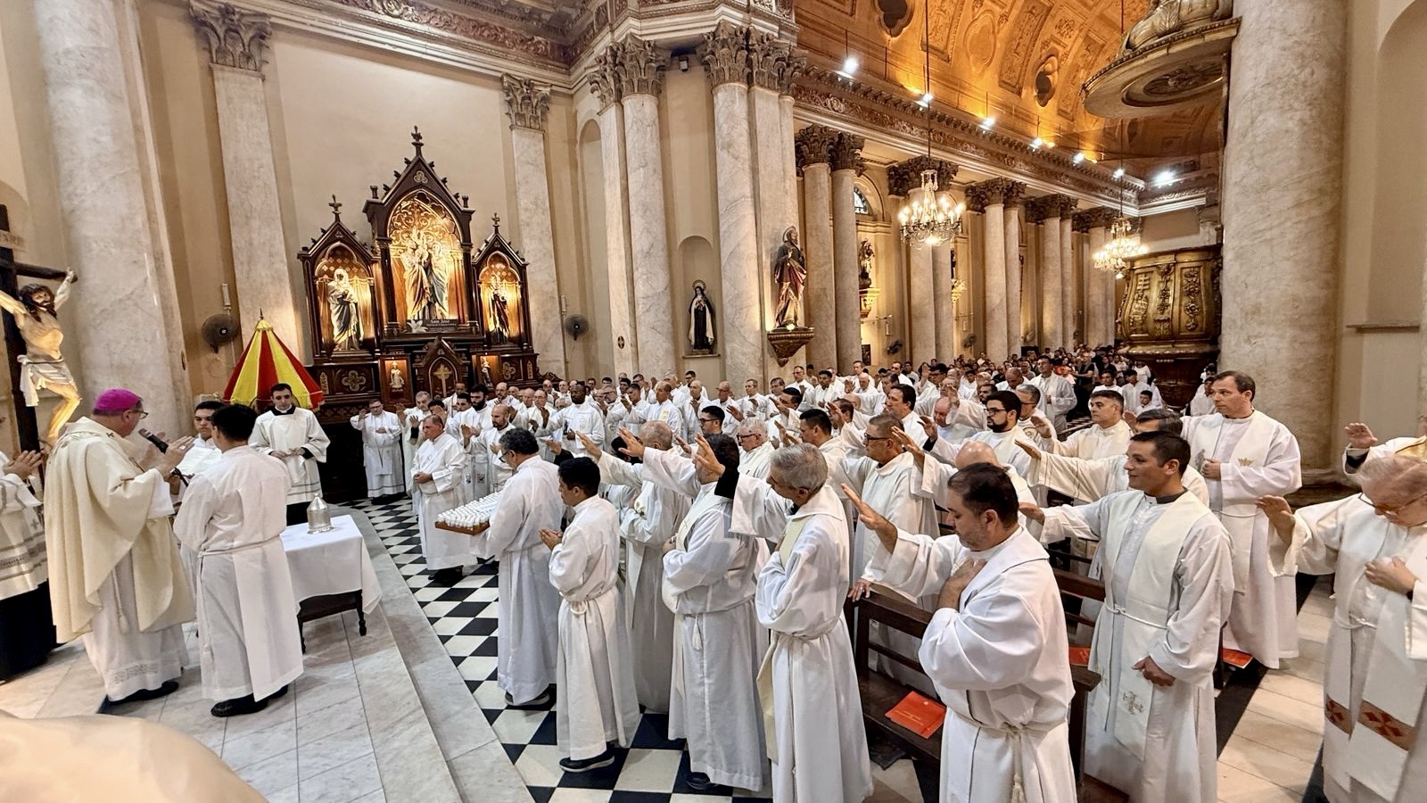 Misa Crismal en Rosario: una Iglesia reunida en torno a su Pastor